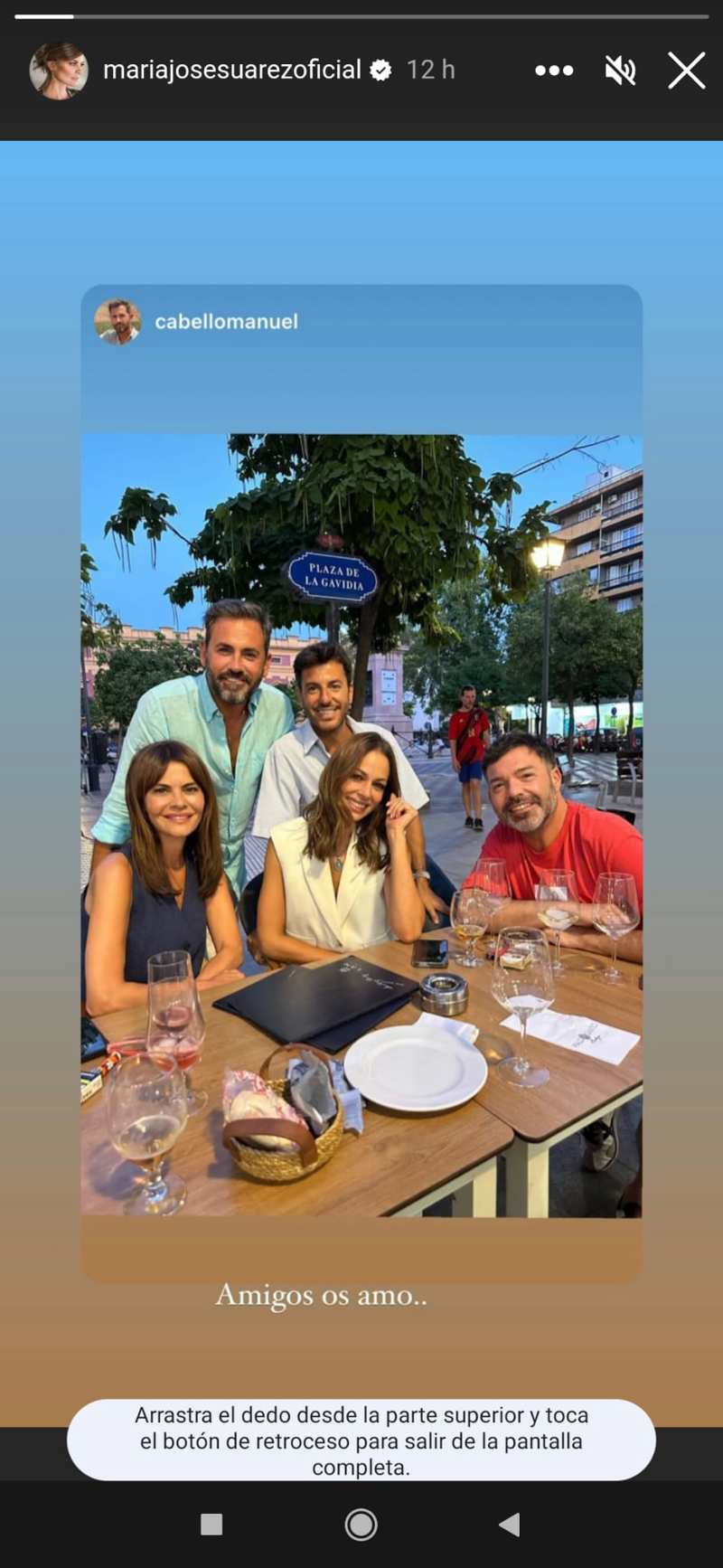 María José Suárez y Eva González junto a algunos amigos.